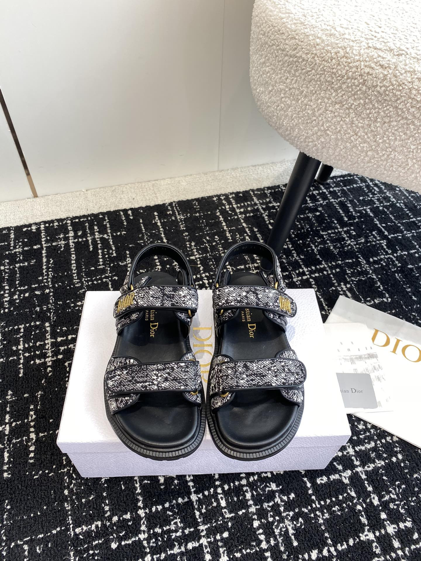 ua D*oract sandal