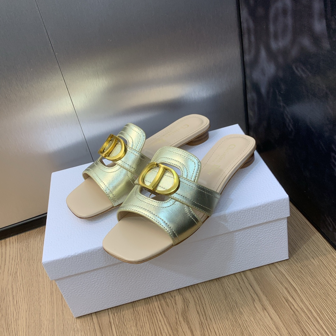 ua D*or 30 montaigne slide