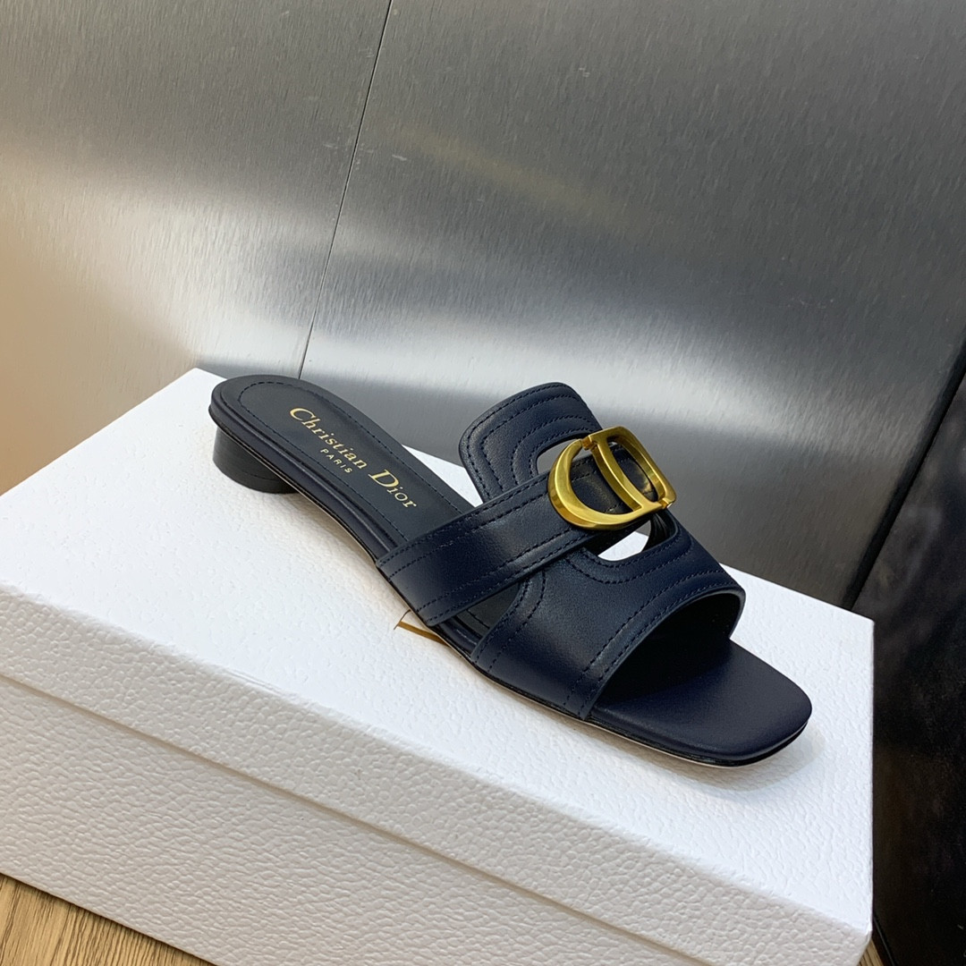 ua D*or 30 montaigne slide