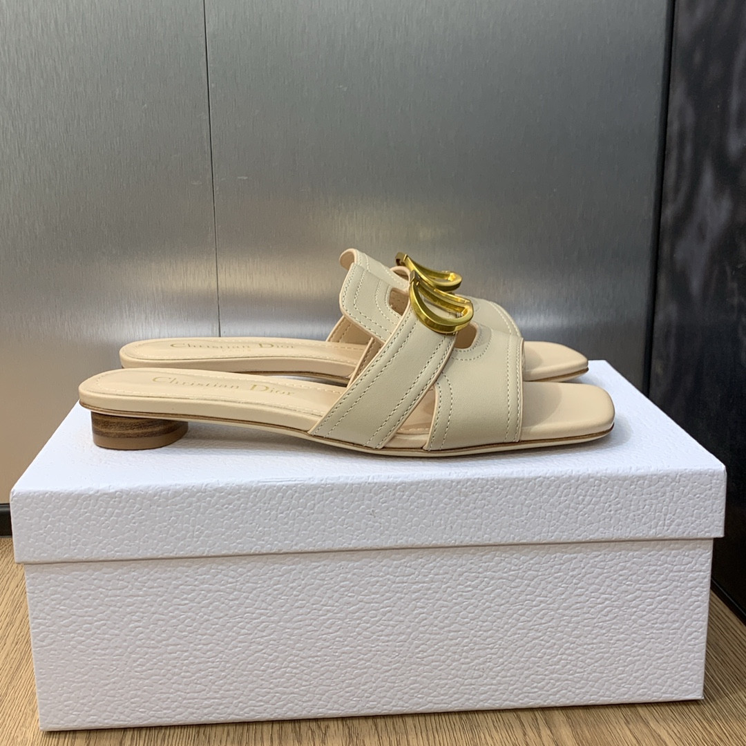 ua D*or 30 montaigne slide