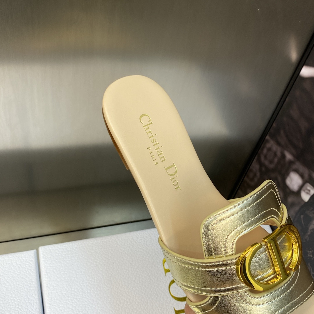 ua D*or 30 montaigne slide