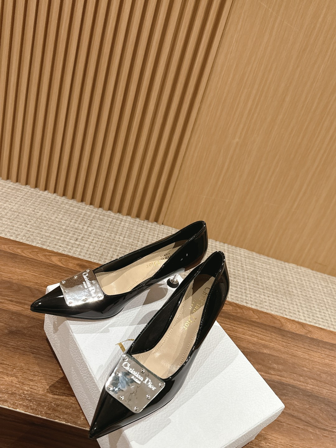 ua ch**an D*or la parusienne pump