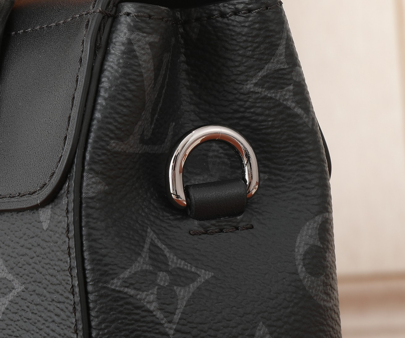 LV Nano Steamer M82774  5.9 x 7.1 x 2.8 in