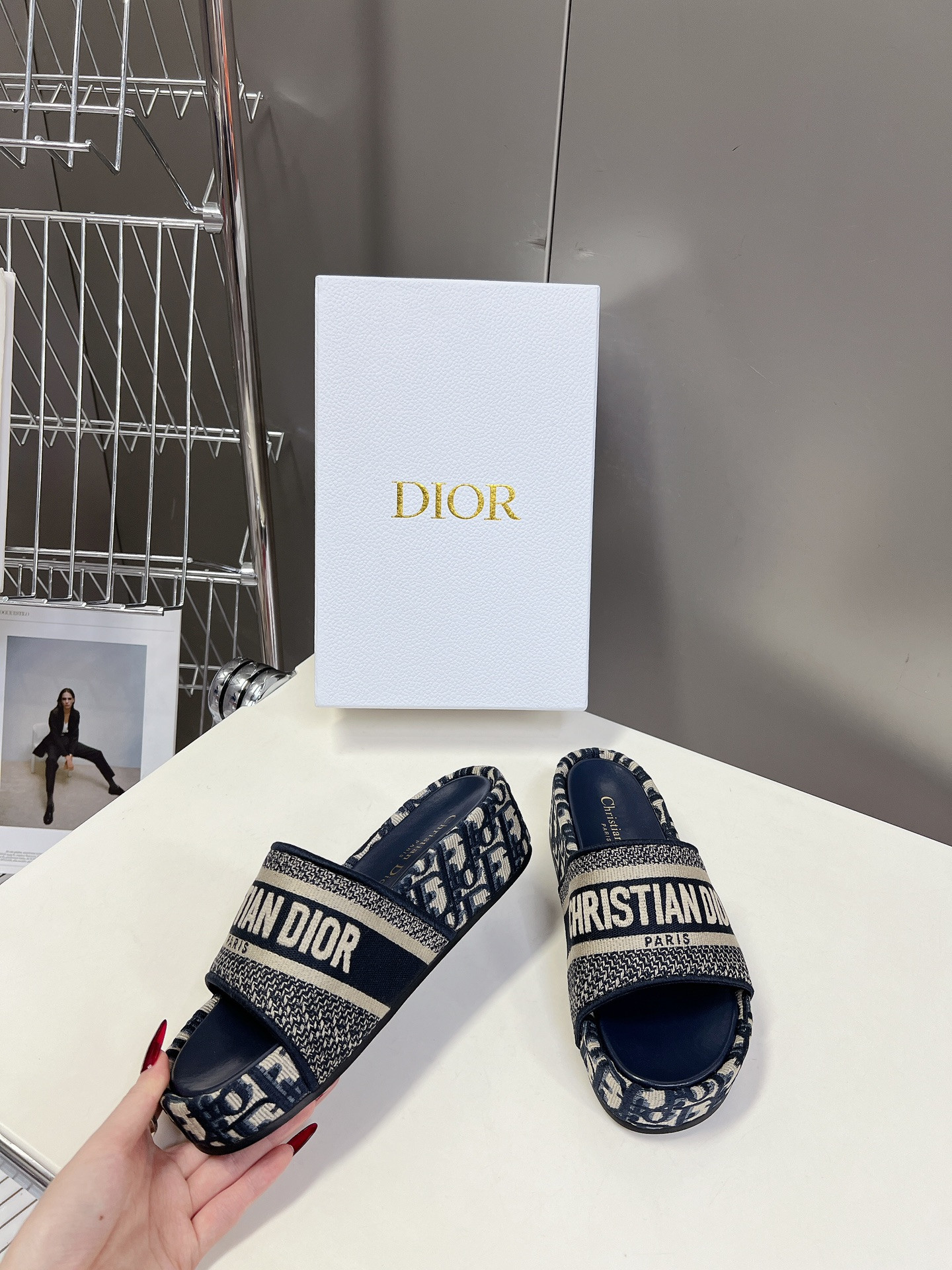 ua D*or platform sandals