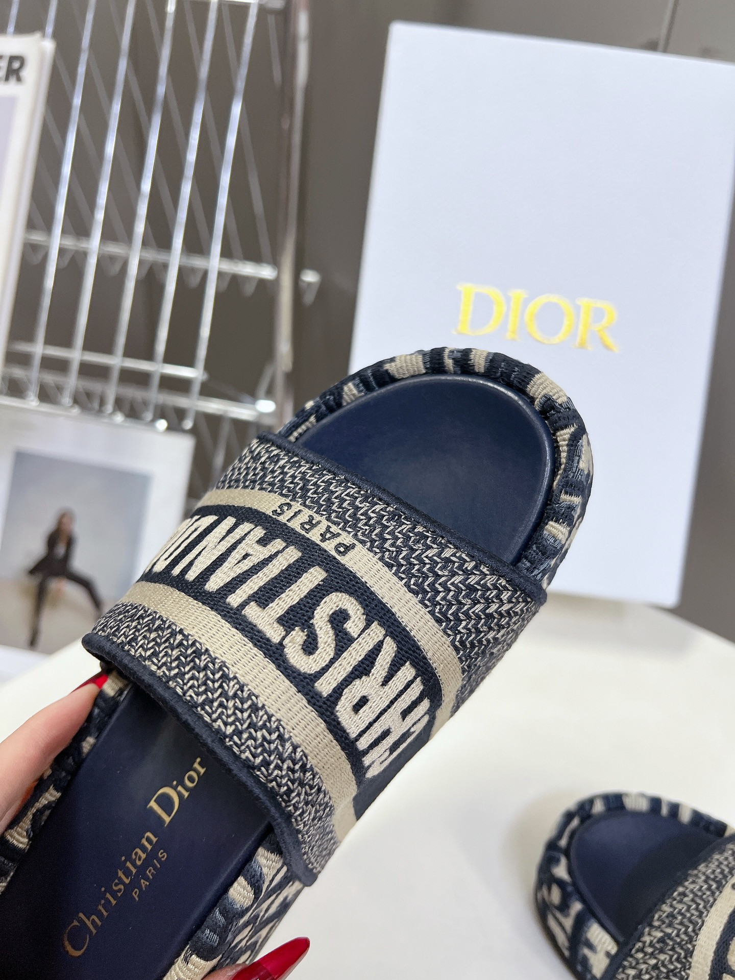 ua D*or platform sandals