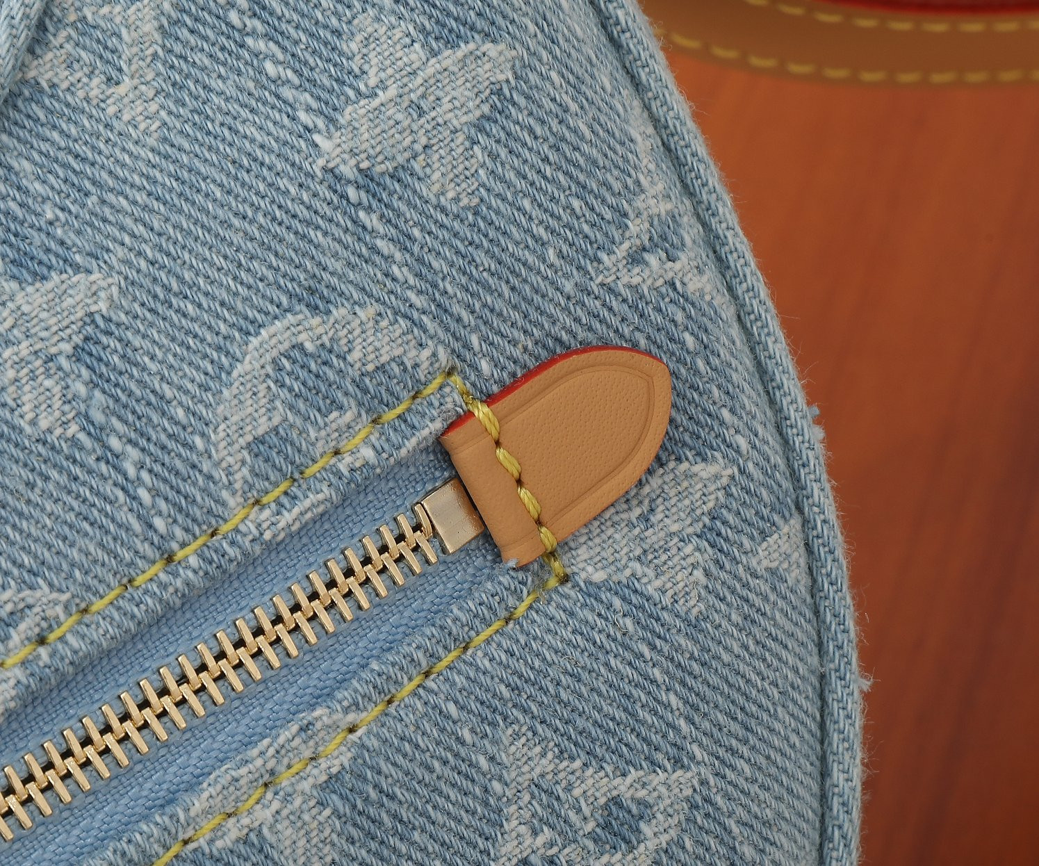LV Loop M24846 9.1 x 5.1 x 2.4 inches