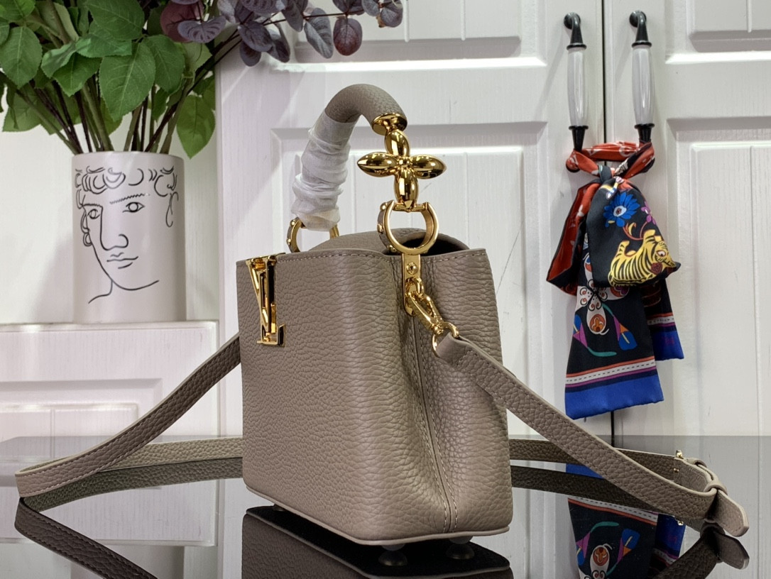 LV Capucines Mini M48861 8.3 x 5.5 x 3.1 inches