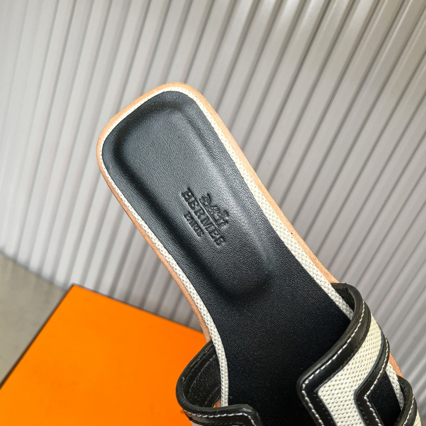 ua H**me5 oran sandal