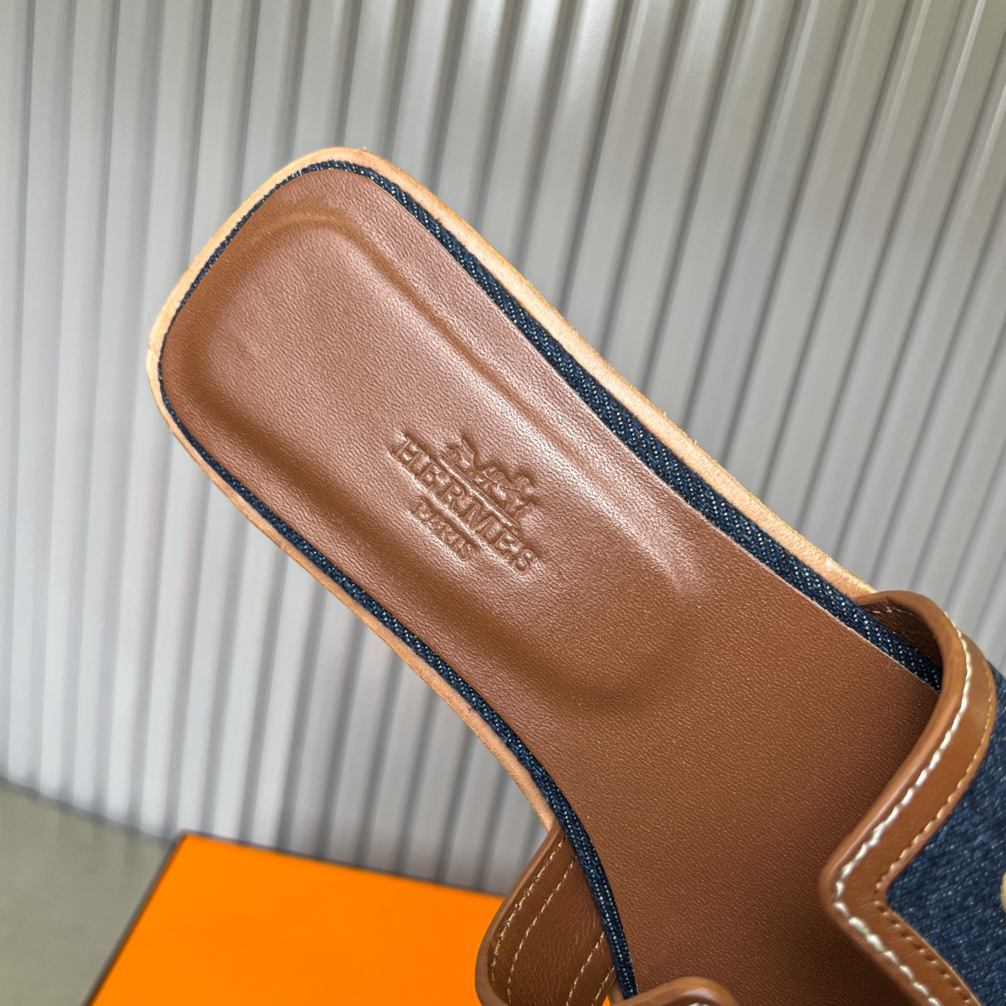 ua H**me5 oran sandal