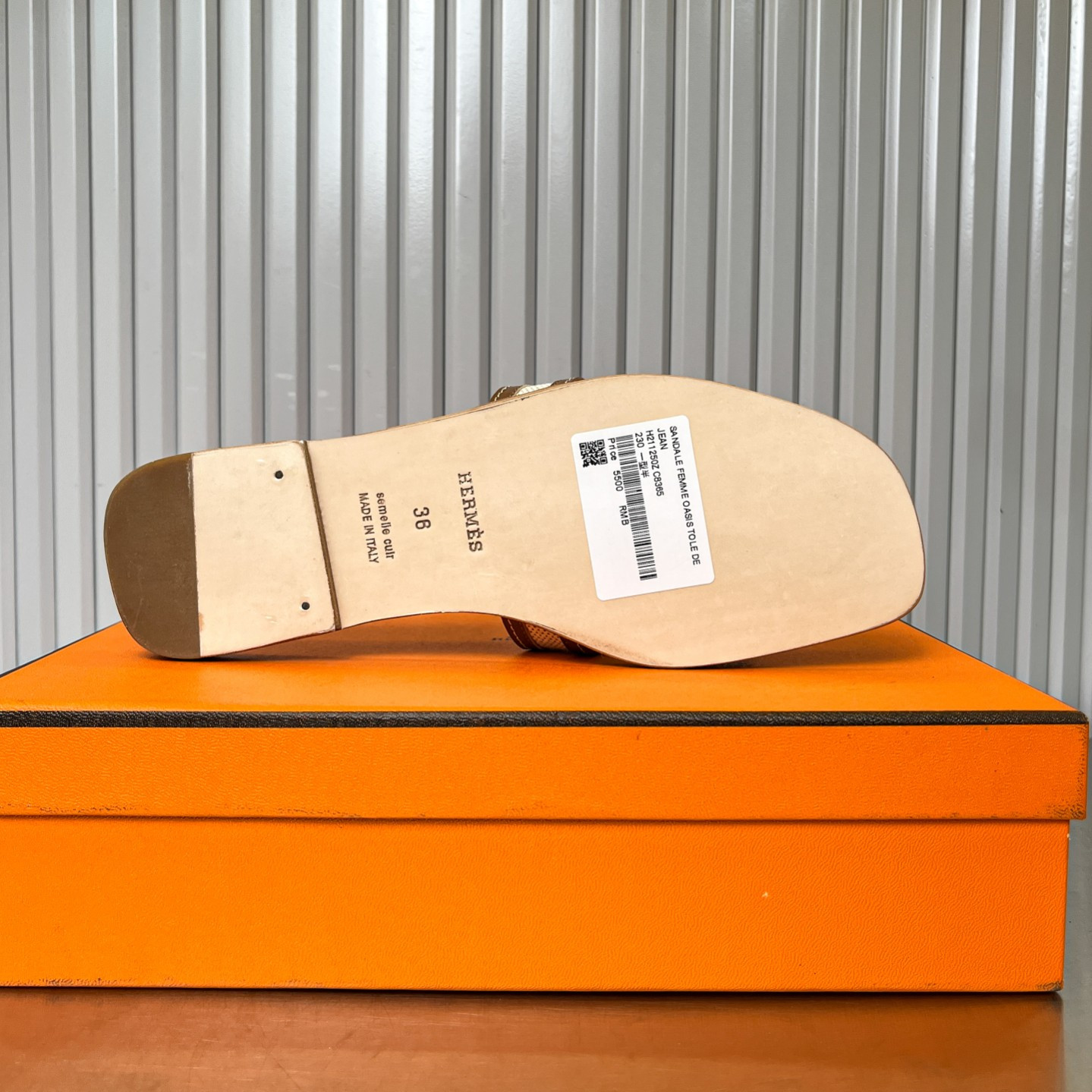 ua H**me5 oran sandal