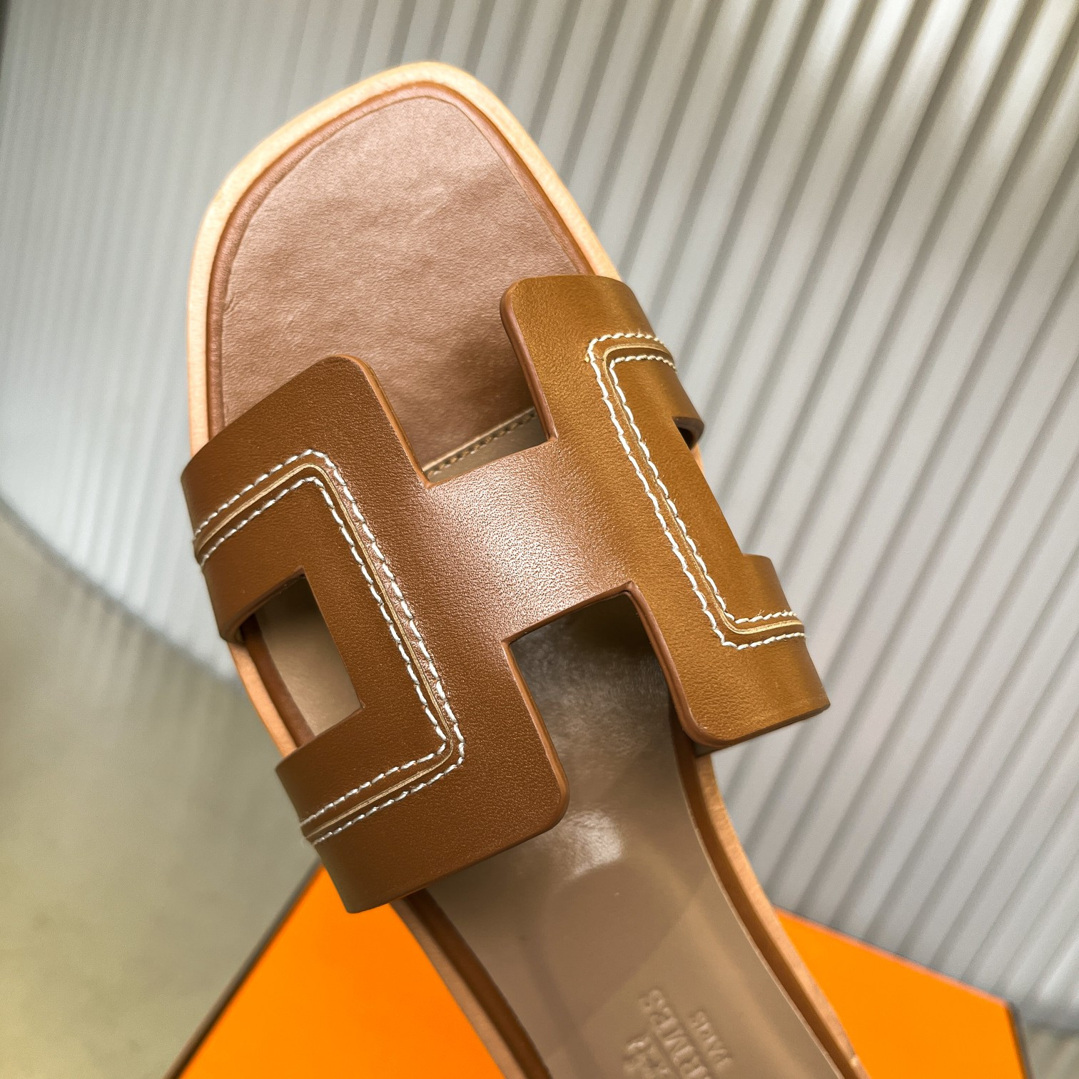 ua H**me5 oran sandal