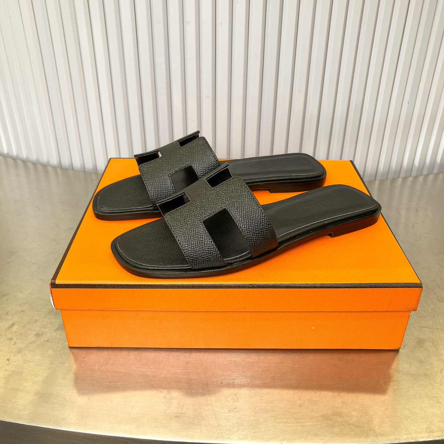 ua H**me5 oran sandal