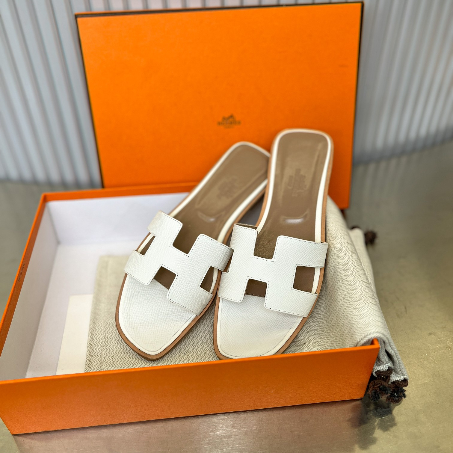 ua H**me5 oran sandal