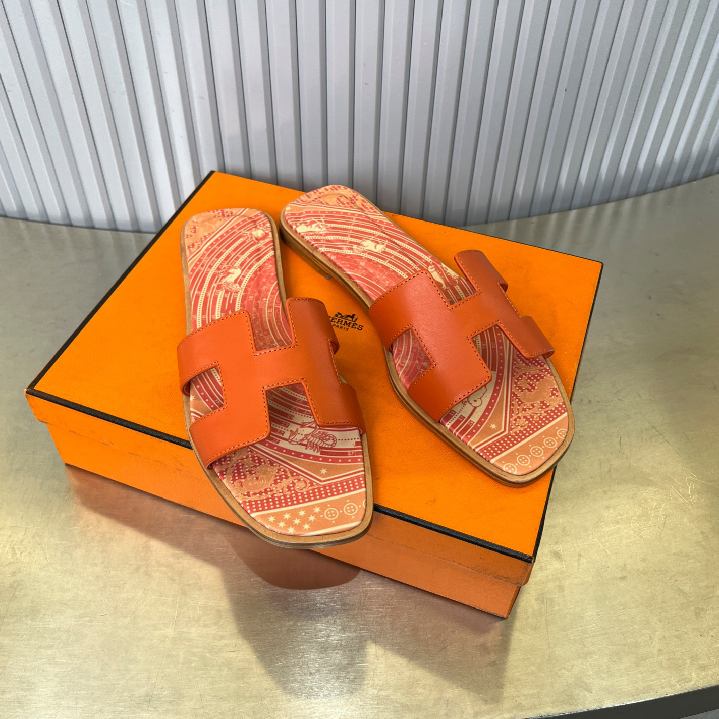 ua H**me5 oran sandal