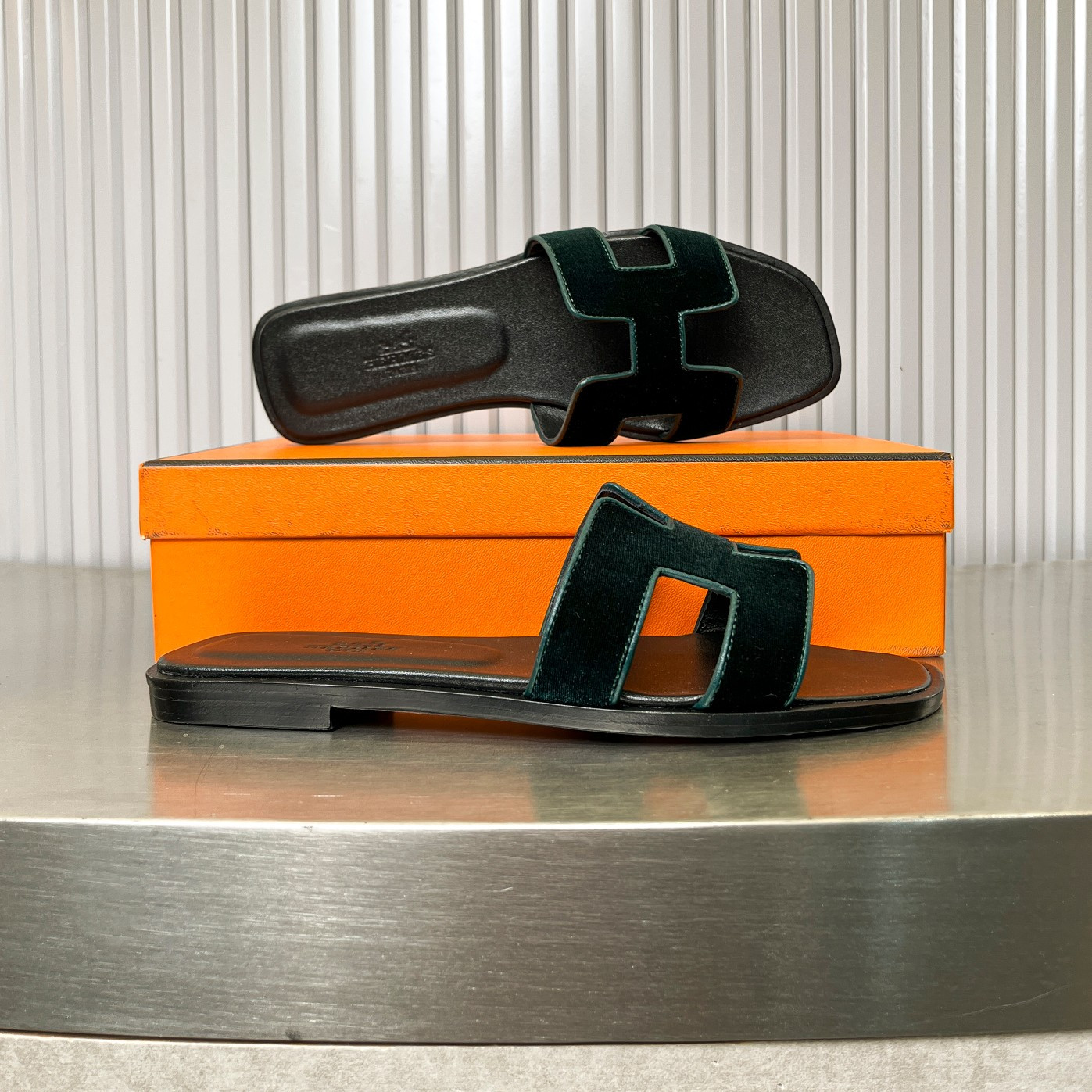 ua H**me5 oran sandal