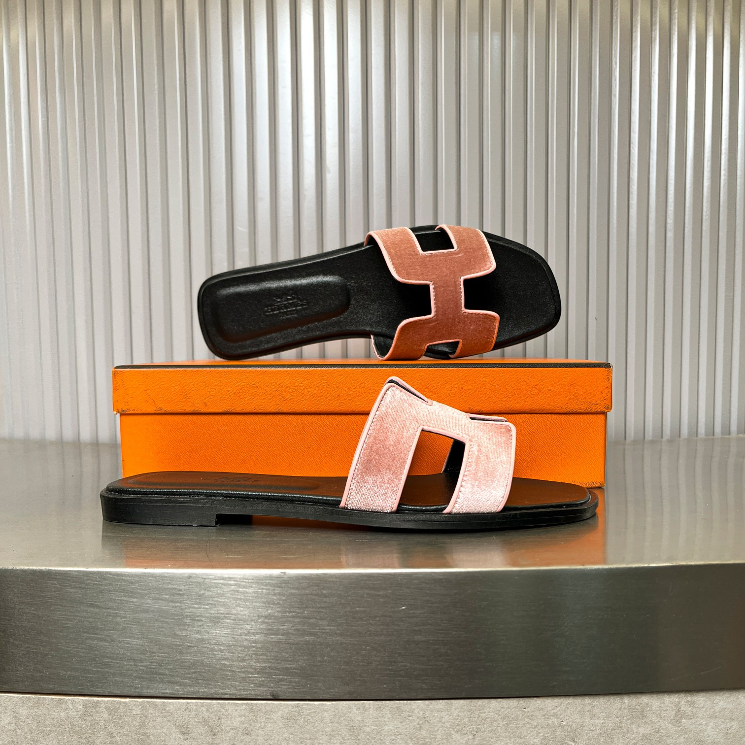 ua H**me5 oran sandal