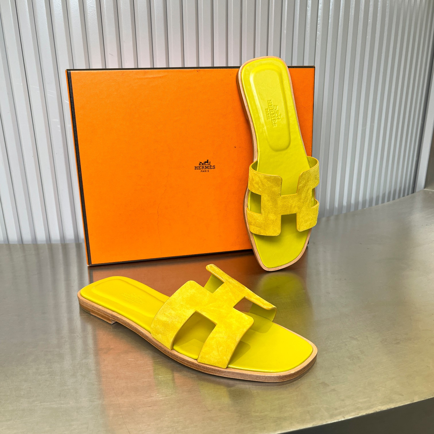 ua H**me5 oran sandal
