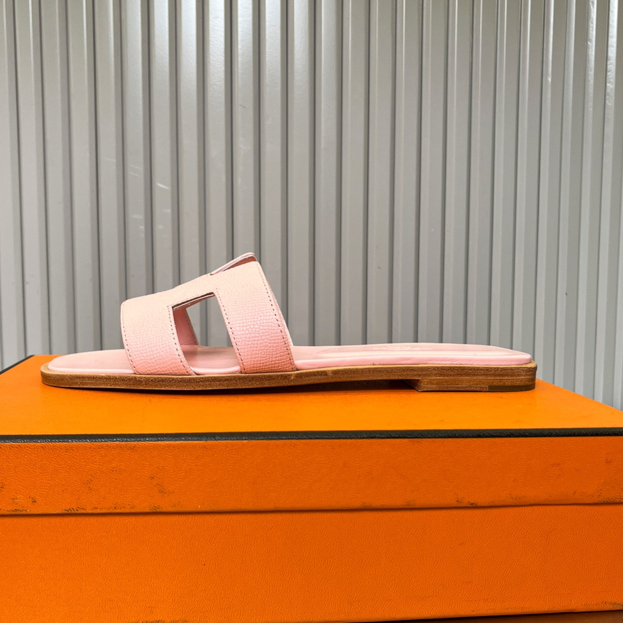 ua H**me5 oran sandal