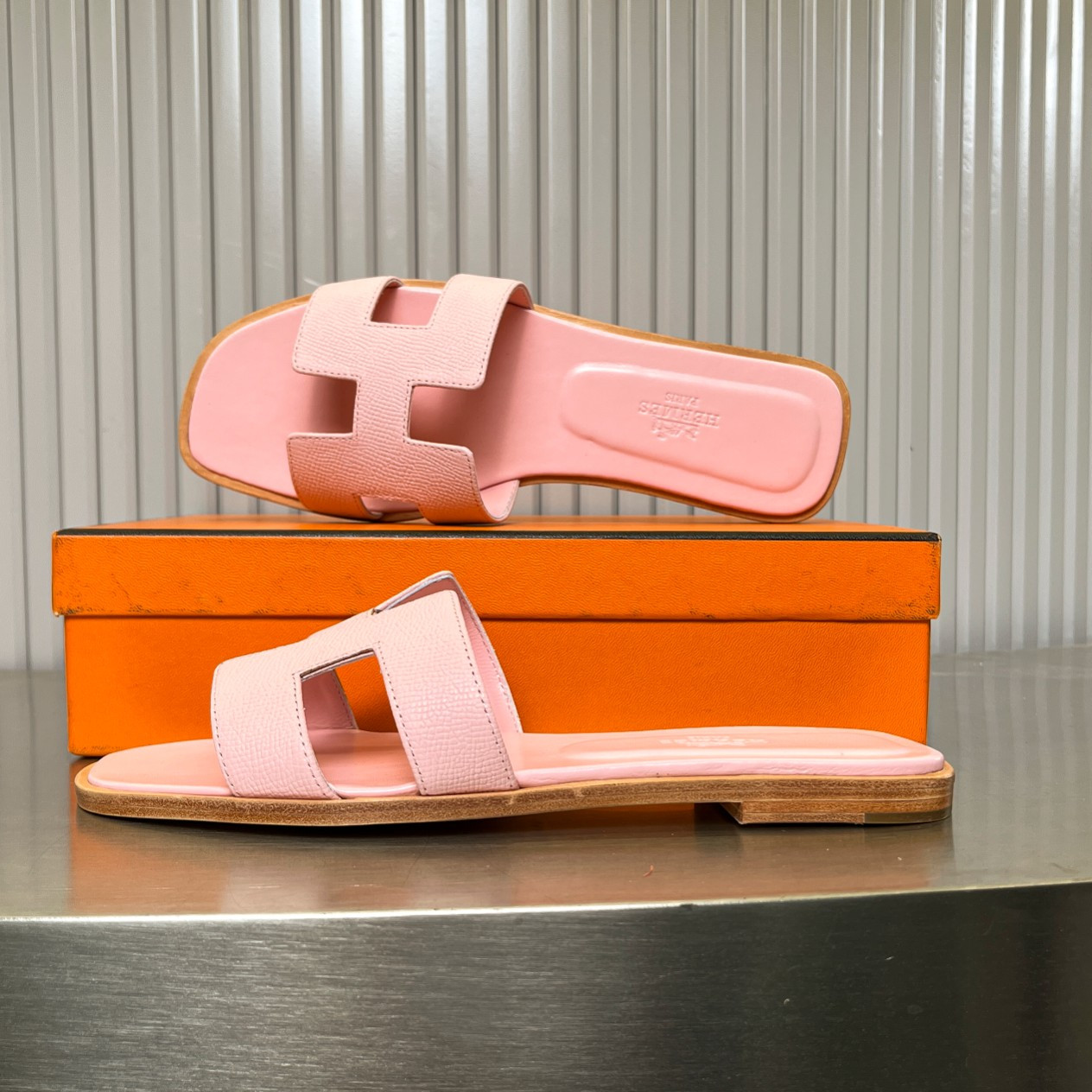 ua H**me5 oran sandal