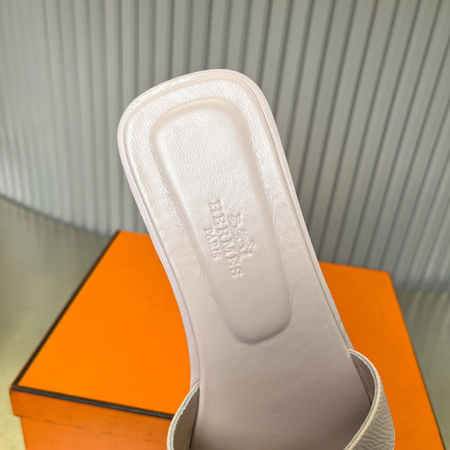 ua H**me5 oran sandal