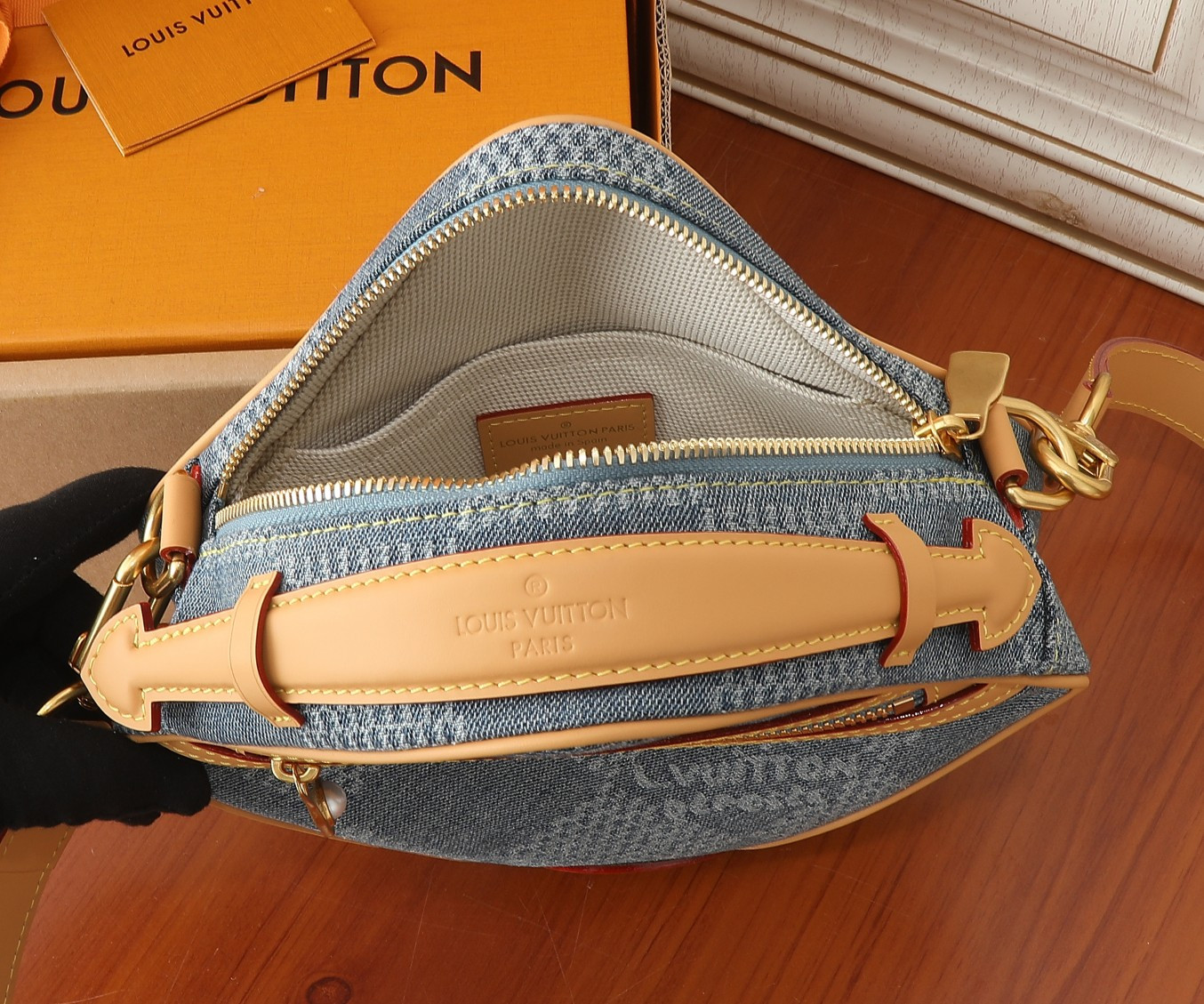 LV Chess Messenger M40706 9.4 x 9.4 x 3.1 inches