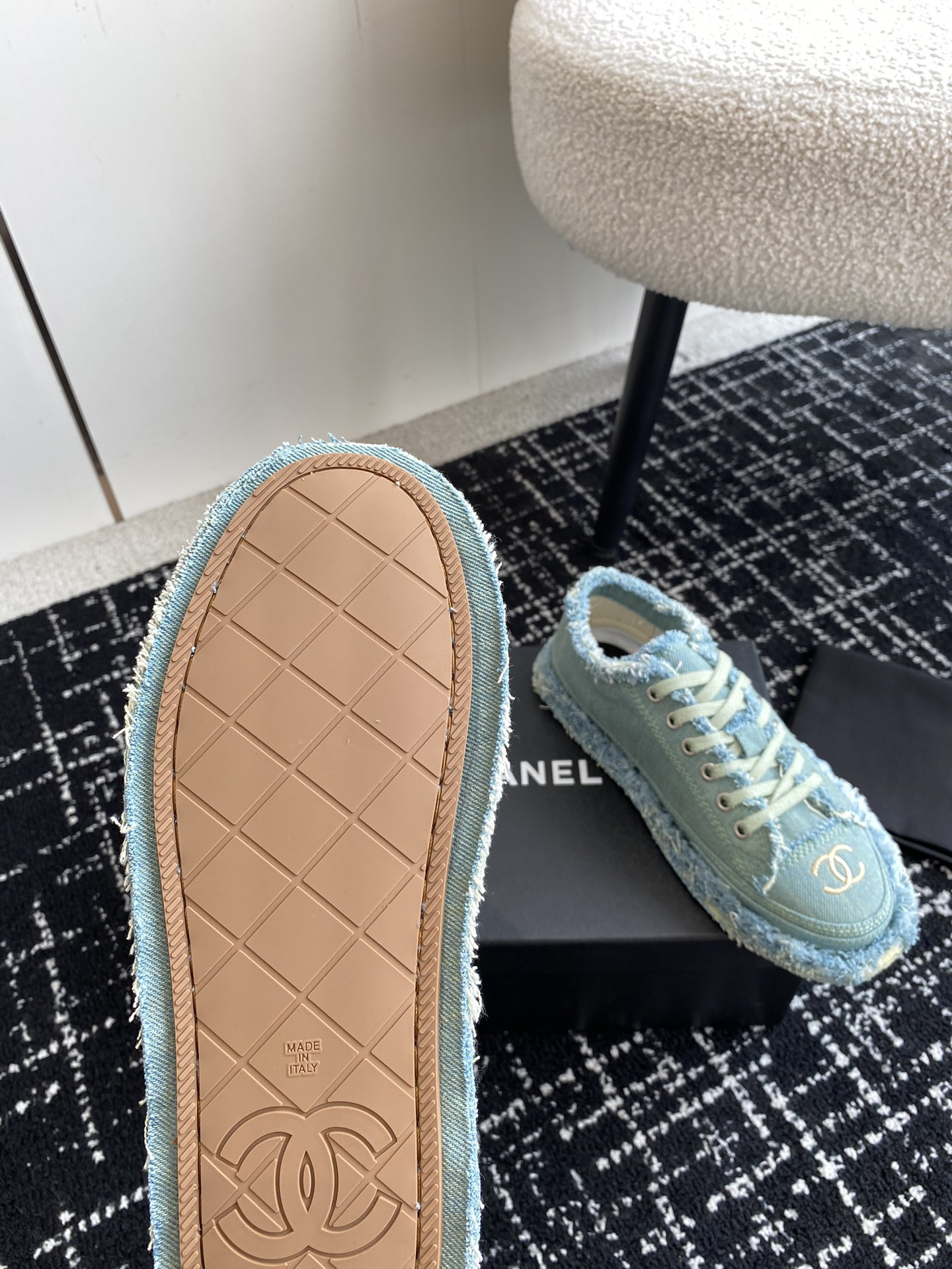 ua Ch*el sneaker