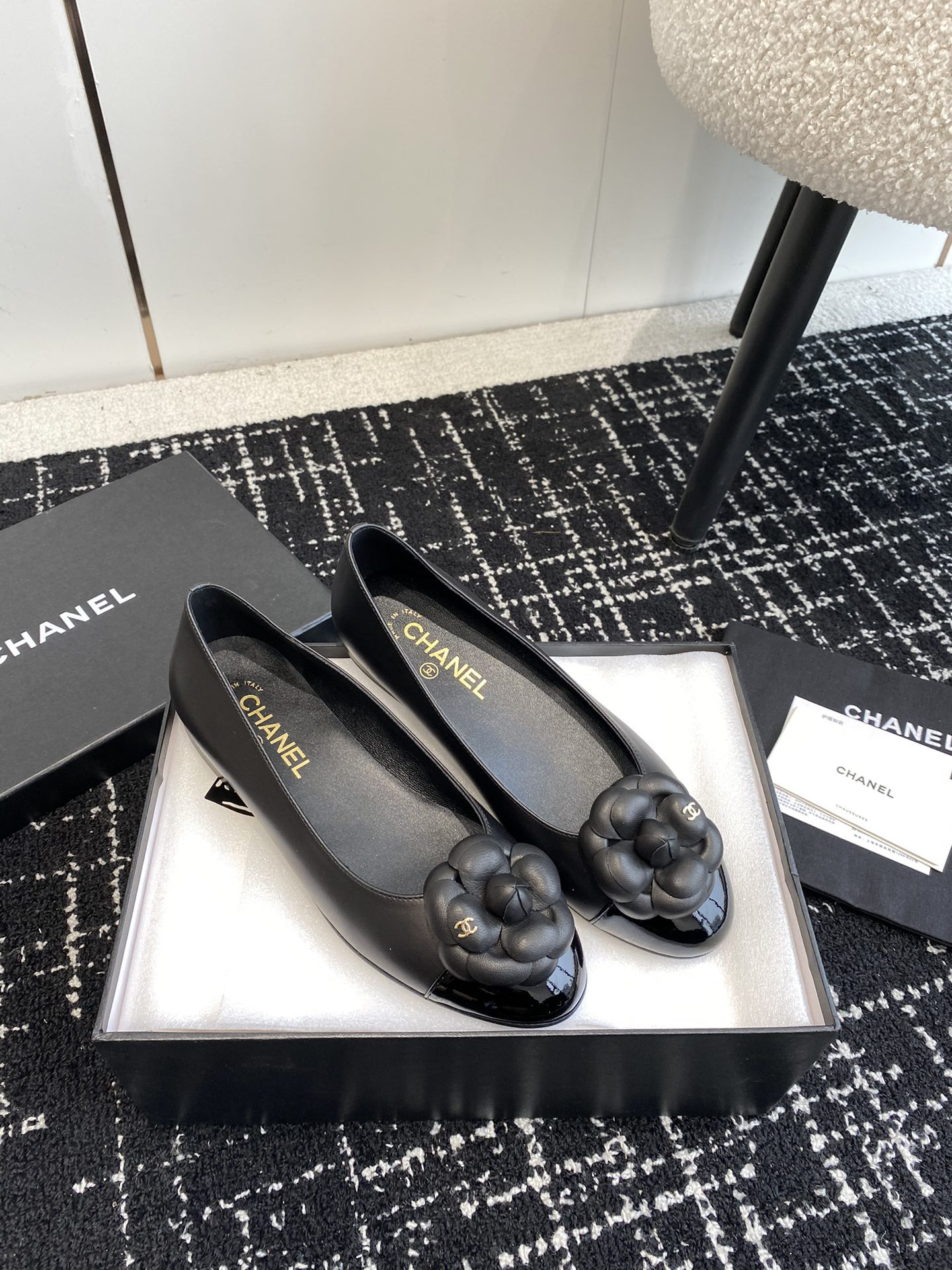 ua Ch*el ballet flats