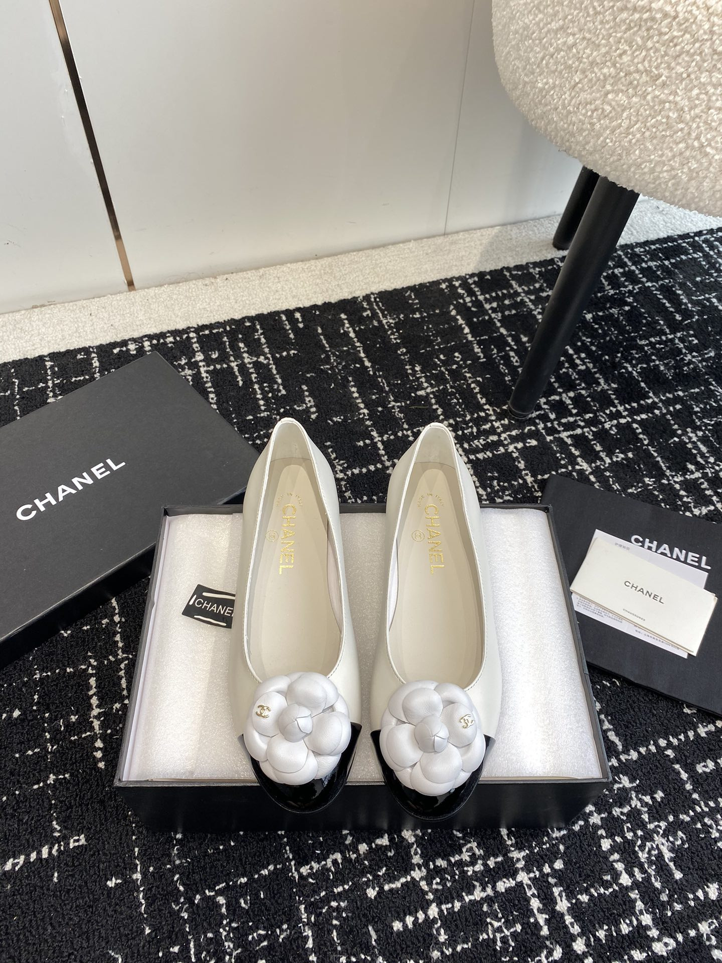 ua Ch*el ballet flats