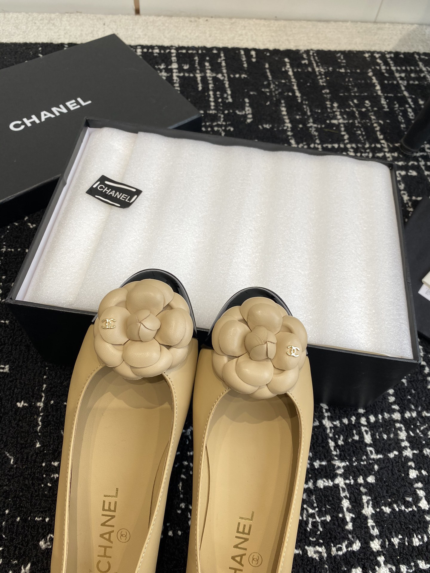 ua Ch*el ballet flats