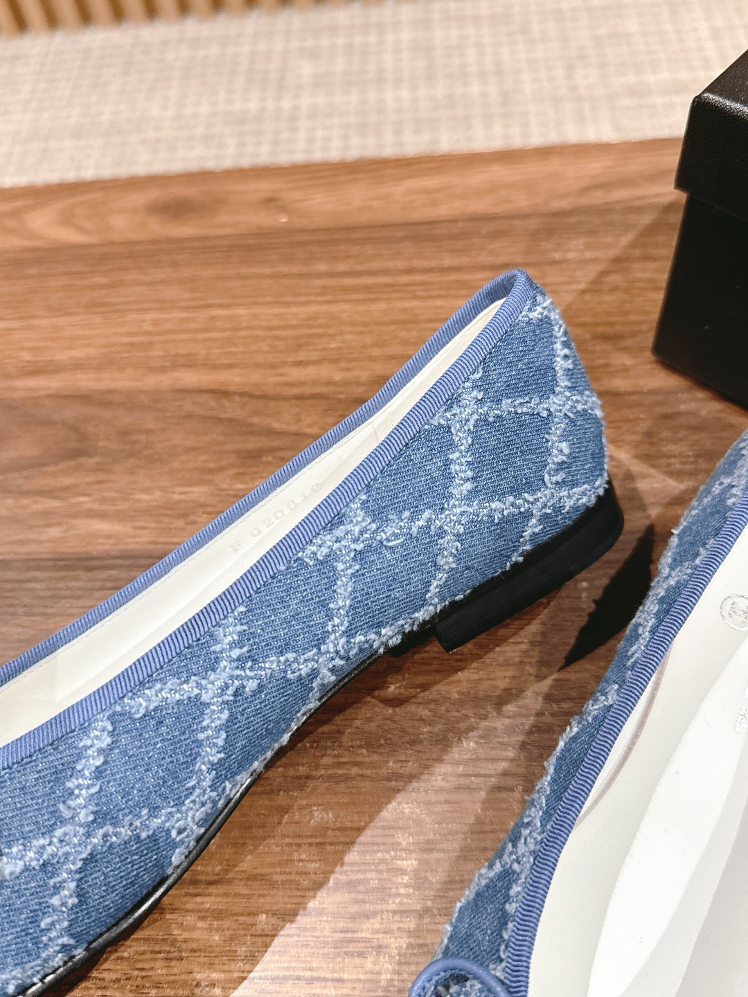 ua Ch*el ballet flats