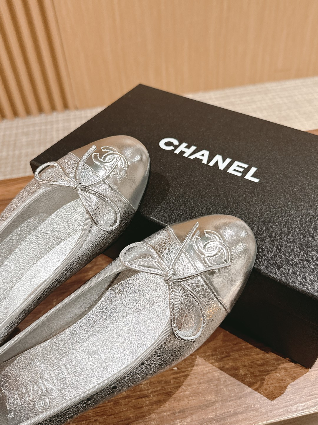 ua Ch*el ballet flats