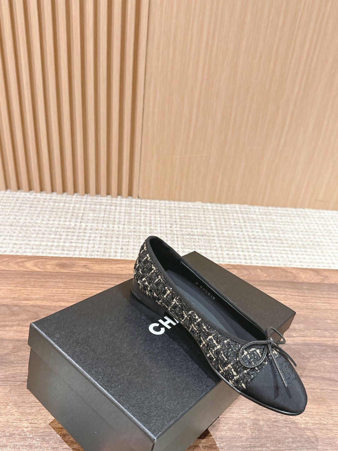 ua Ch*el ballet flats