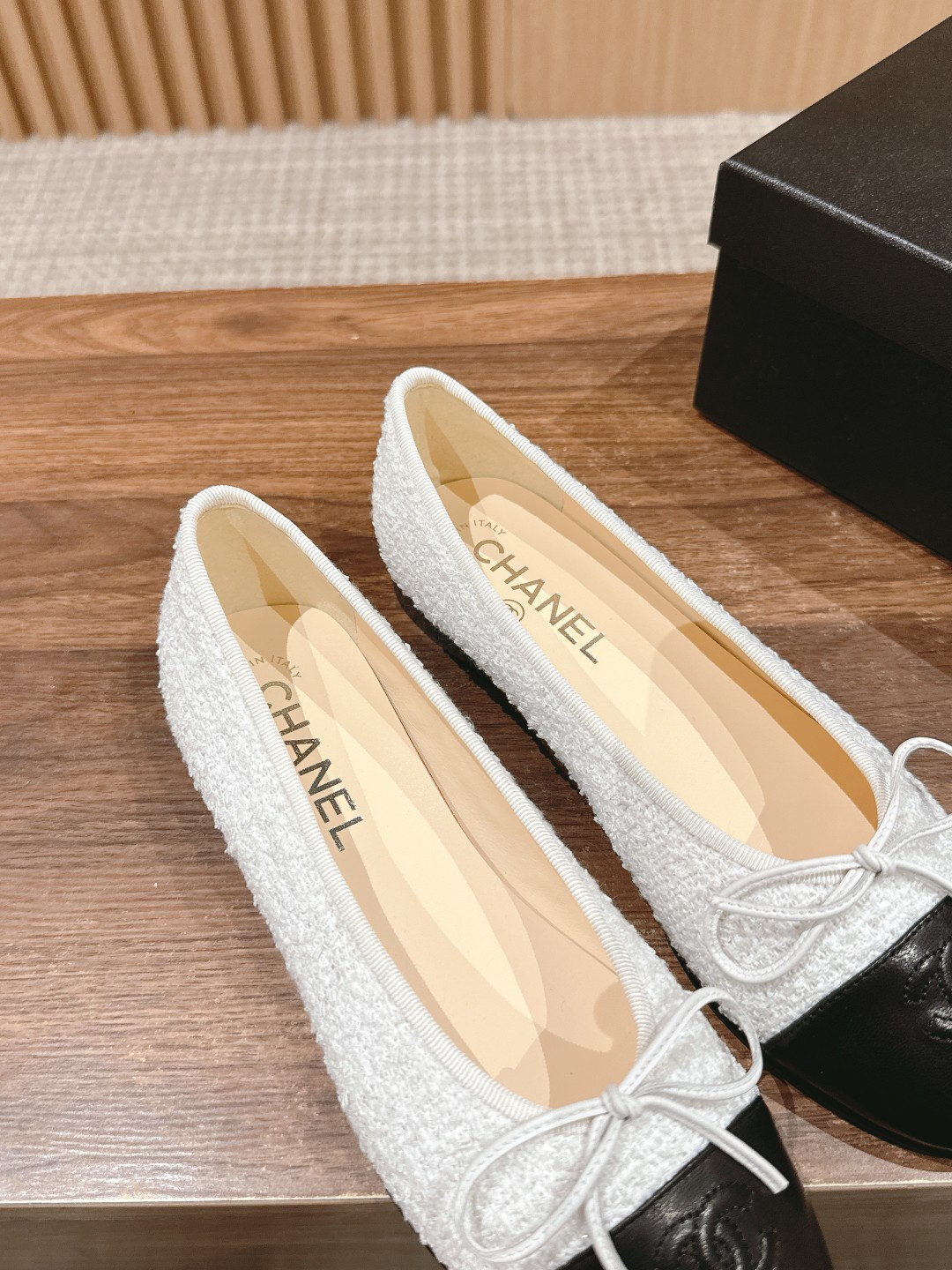 ua Ch*el ballet flats