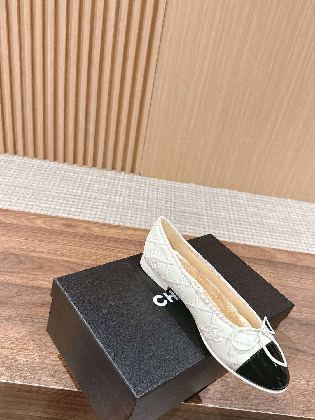 ua Ch*el ballet flats