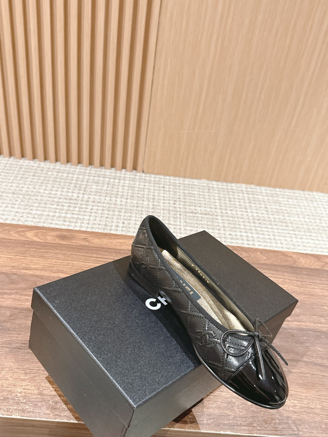 ua Ch*el ballet flats