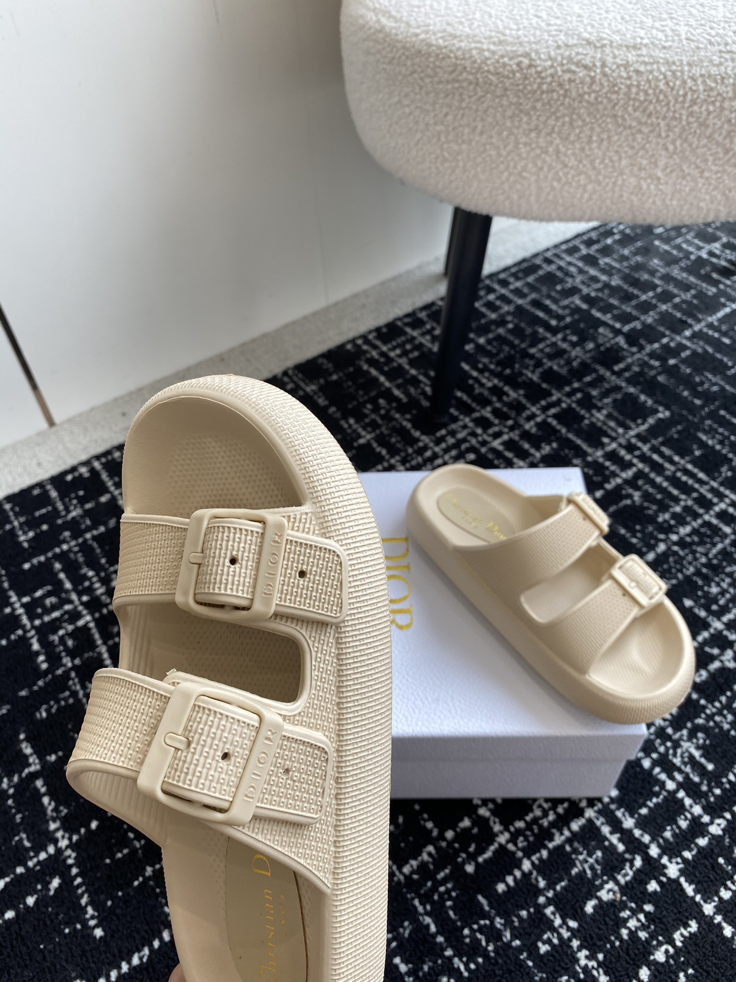ua D*or slide