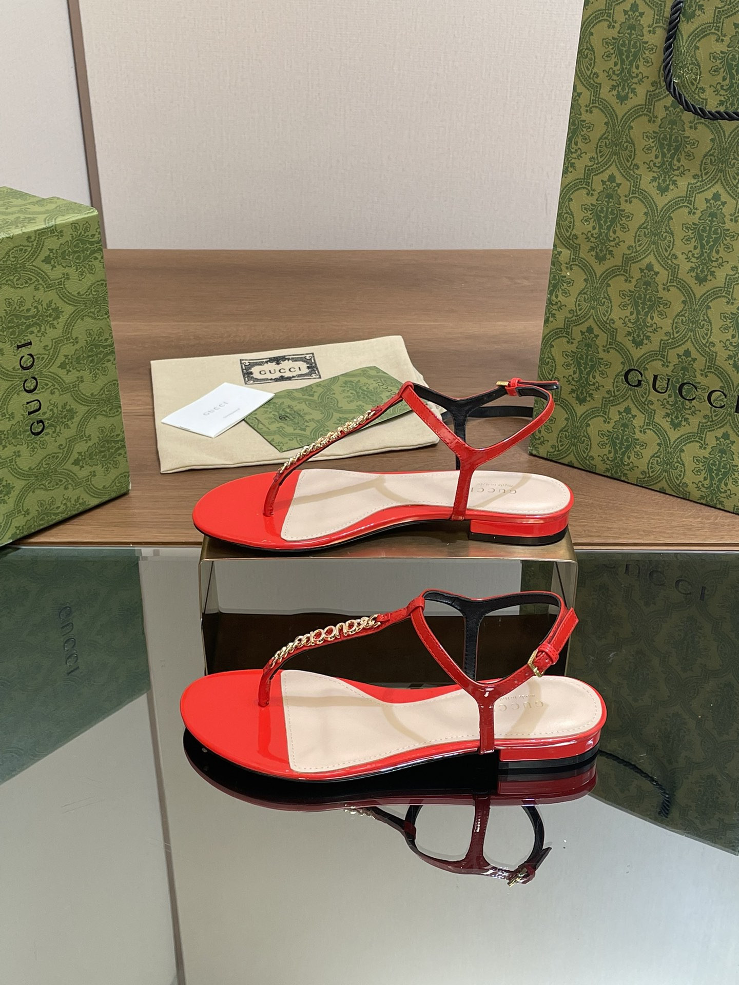 ua G*u*i signoria thong sandal