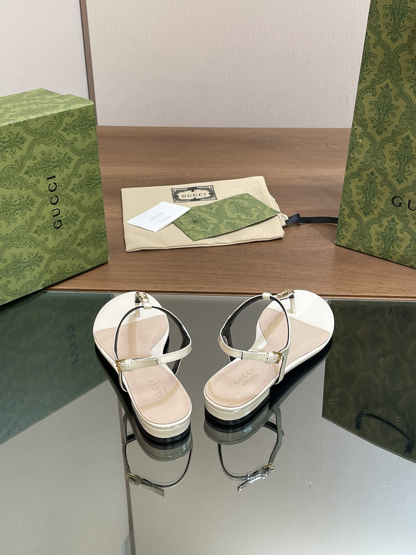 ua G*u*i signoria thong sandal