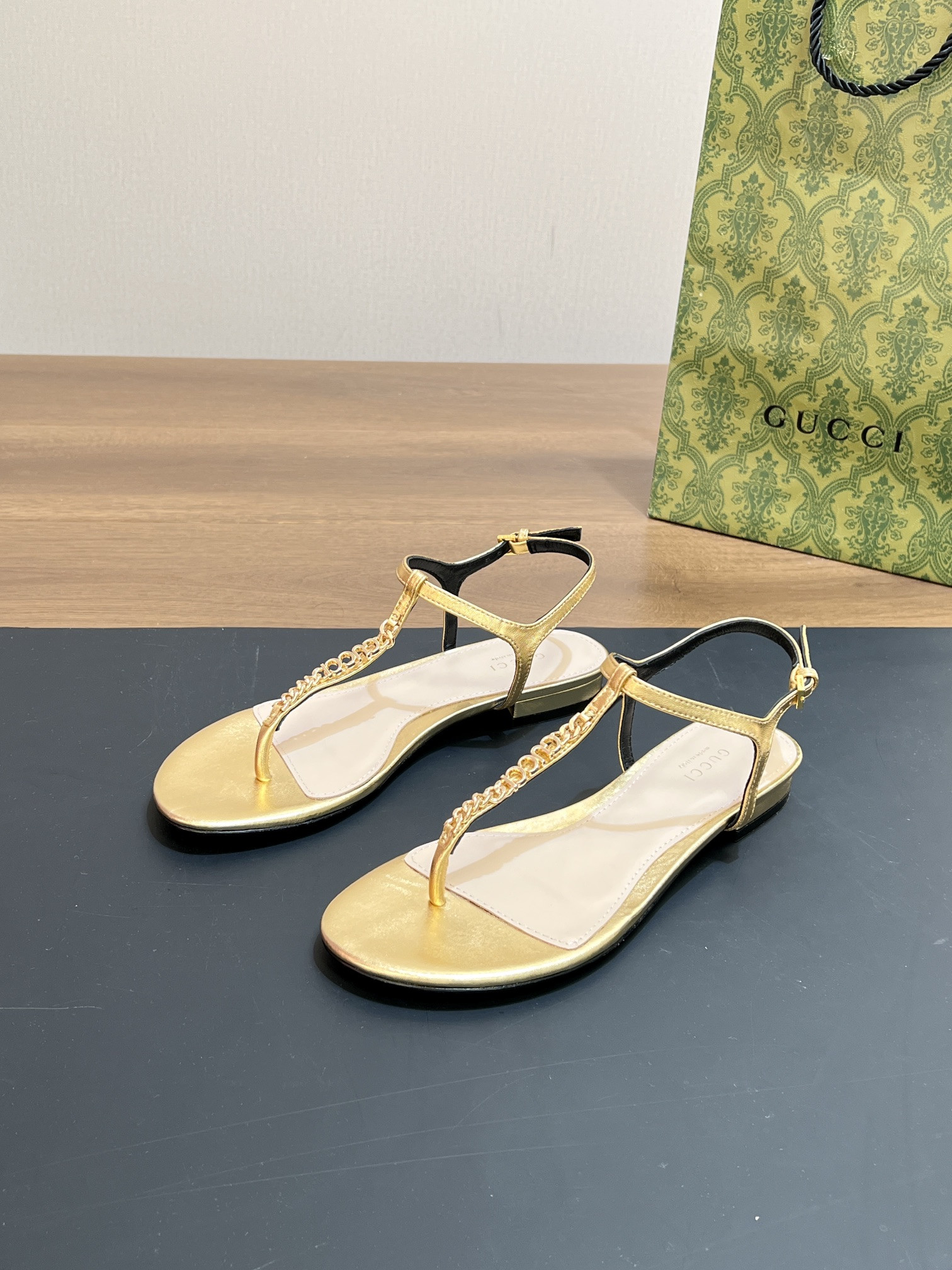 ua G*u*i signoria thong sandal