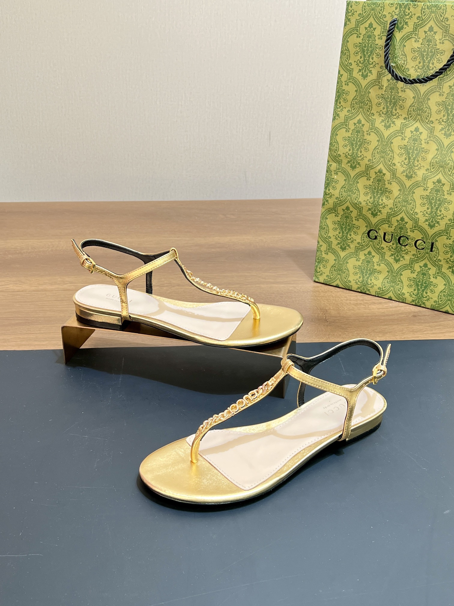 ua G*u*i signoria thong sandal