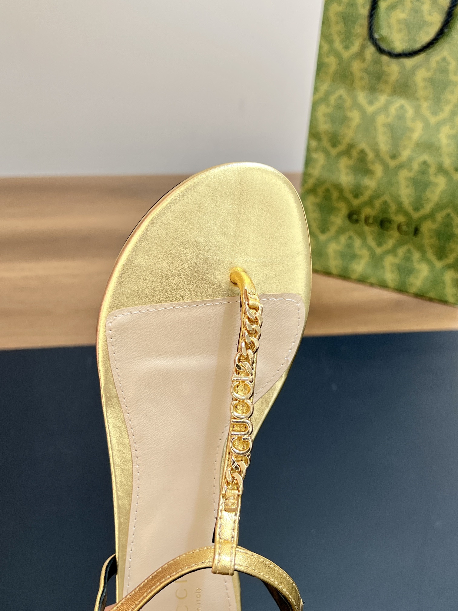 ua G*u*i signoria thong sandal