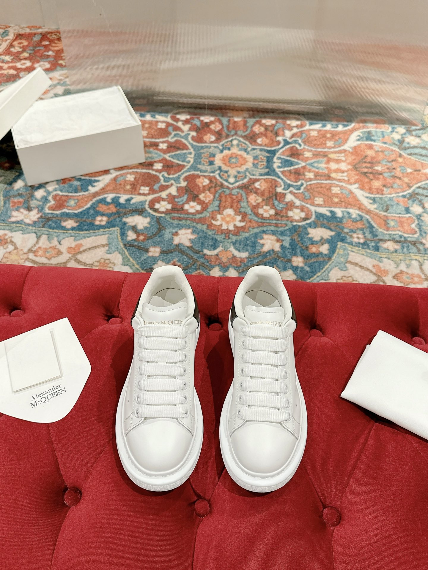 ua ale*d*r M*Q*en oversized  white black