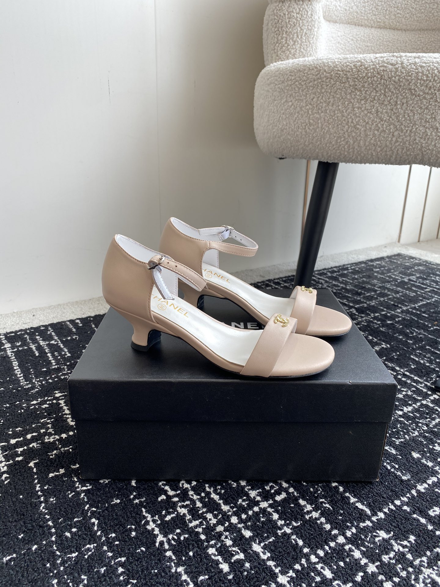 ua Ch*el sandals