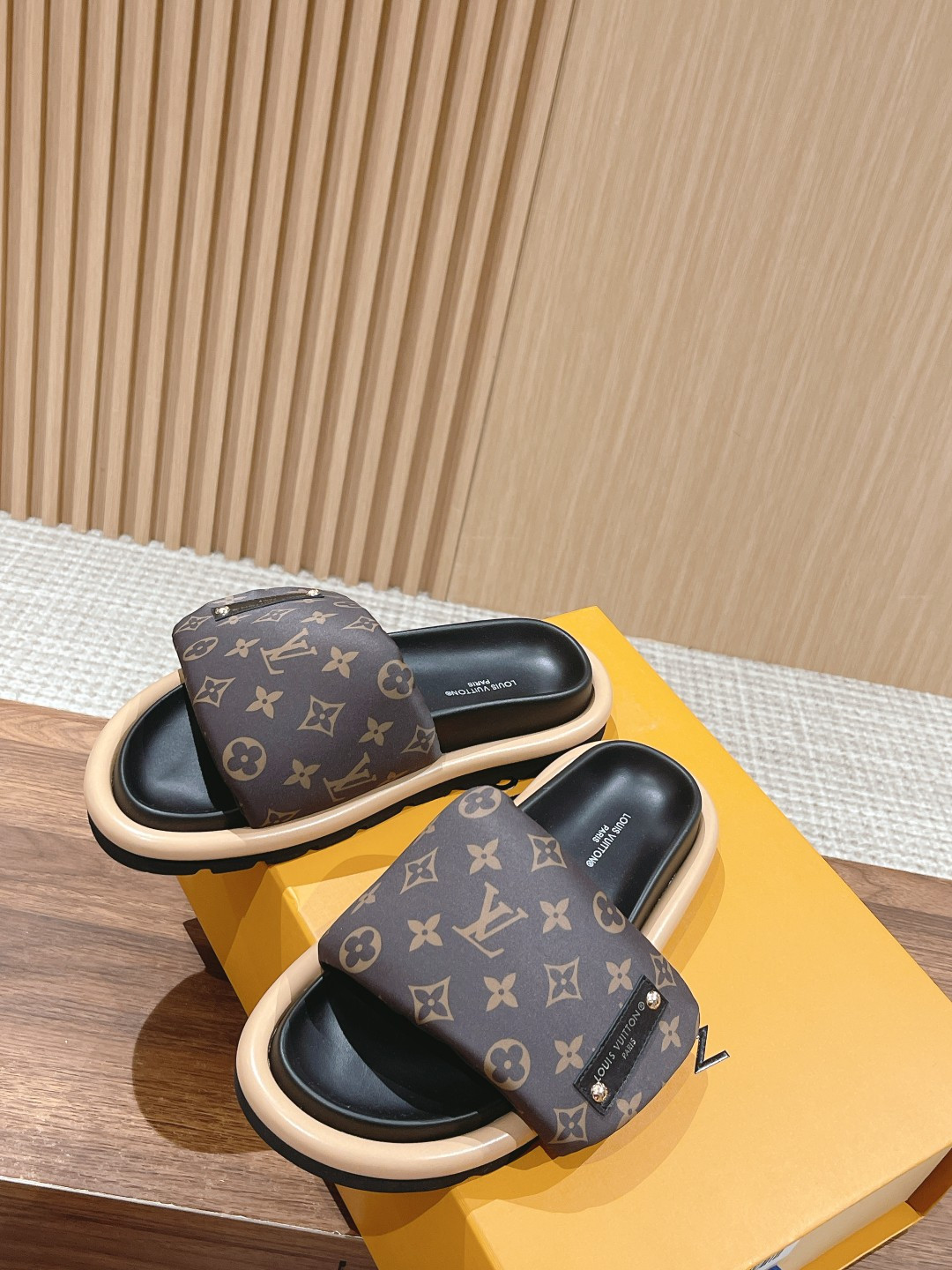 UA LV Pool Pillow Flat Comfort Mule