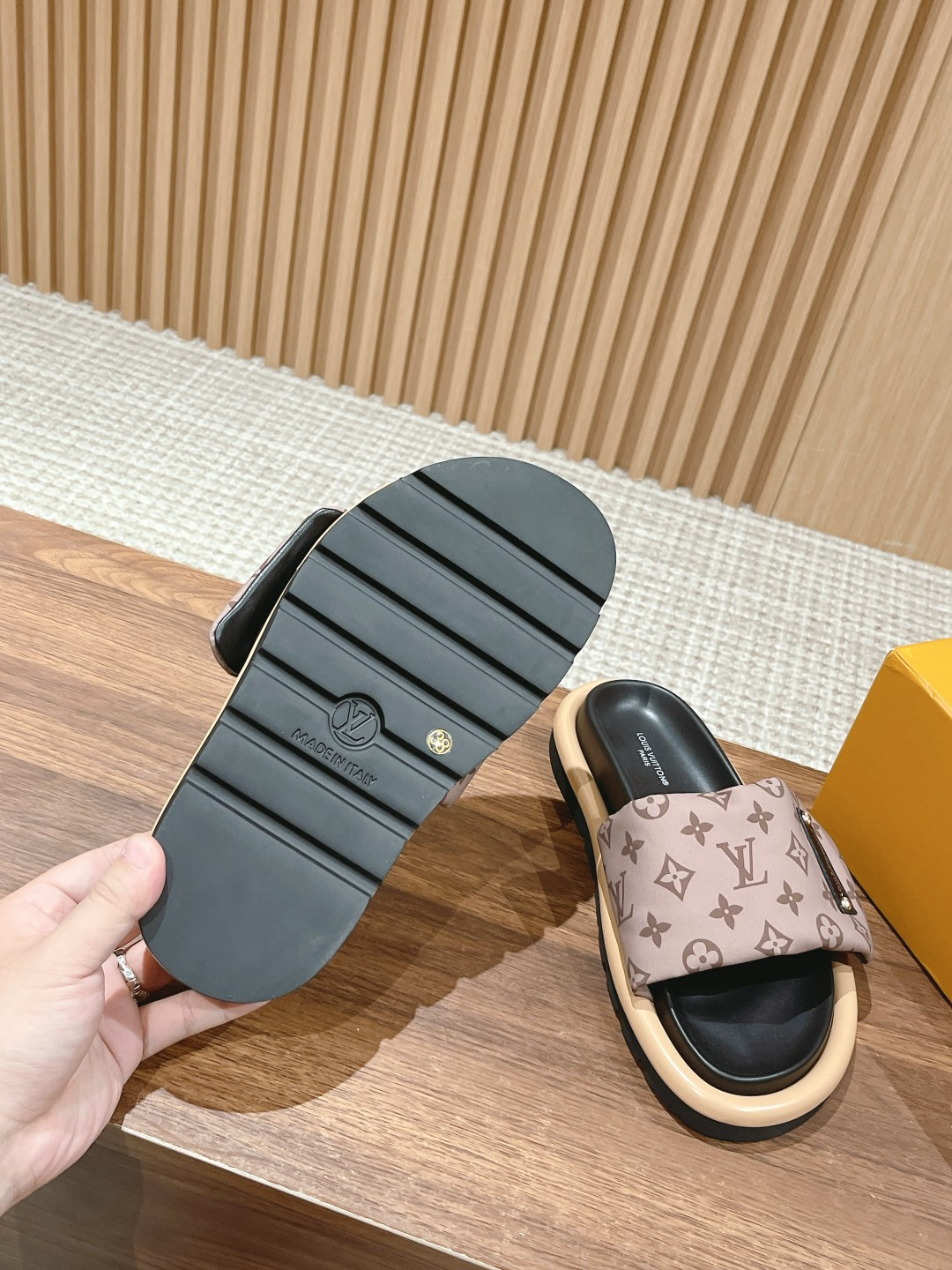 UA LV Pool Pillow Flat Comfort Mule