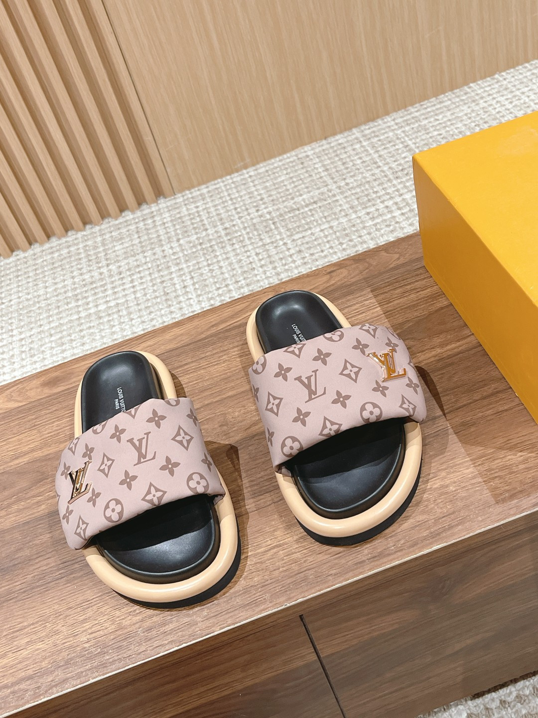 UA LV Pool Pillow Flat Comfort Mule