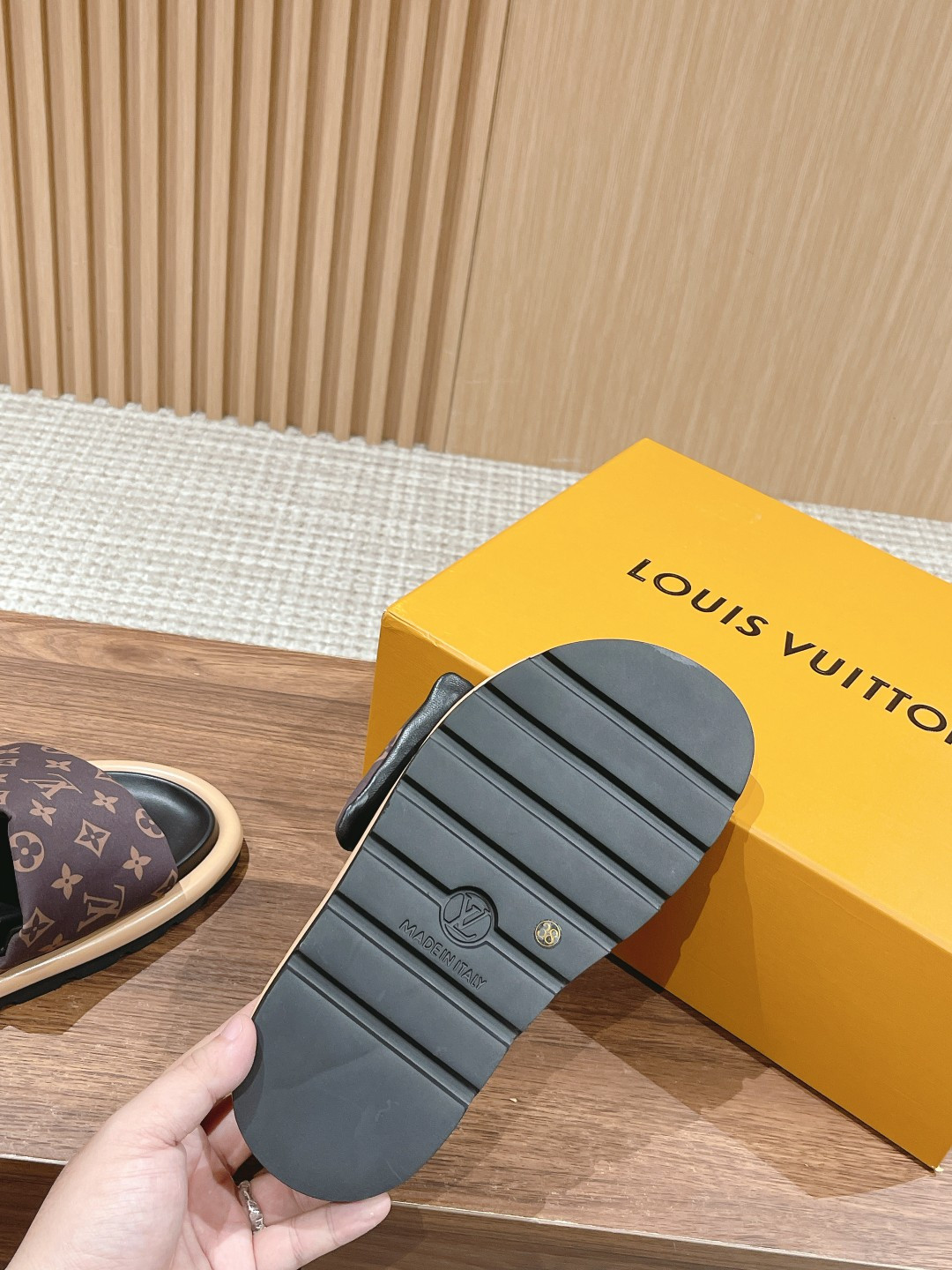 UA LV Pool Pillow Flat Comfort Mule
