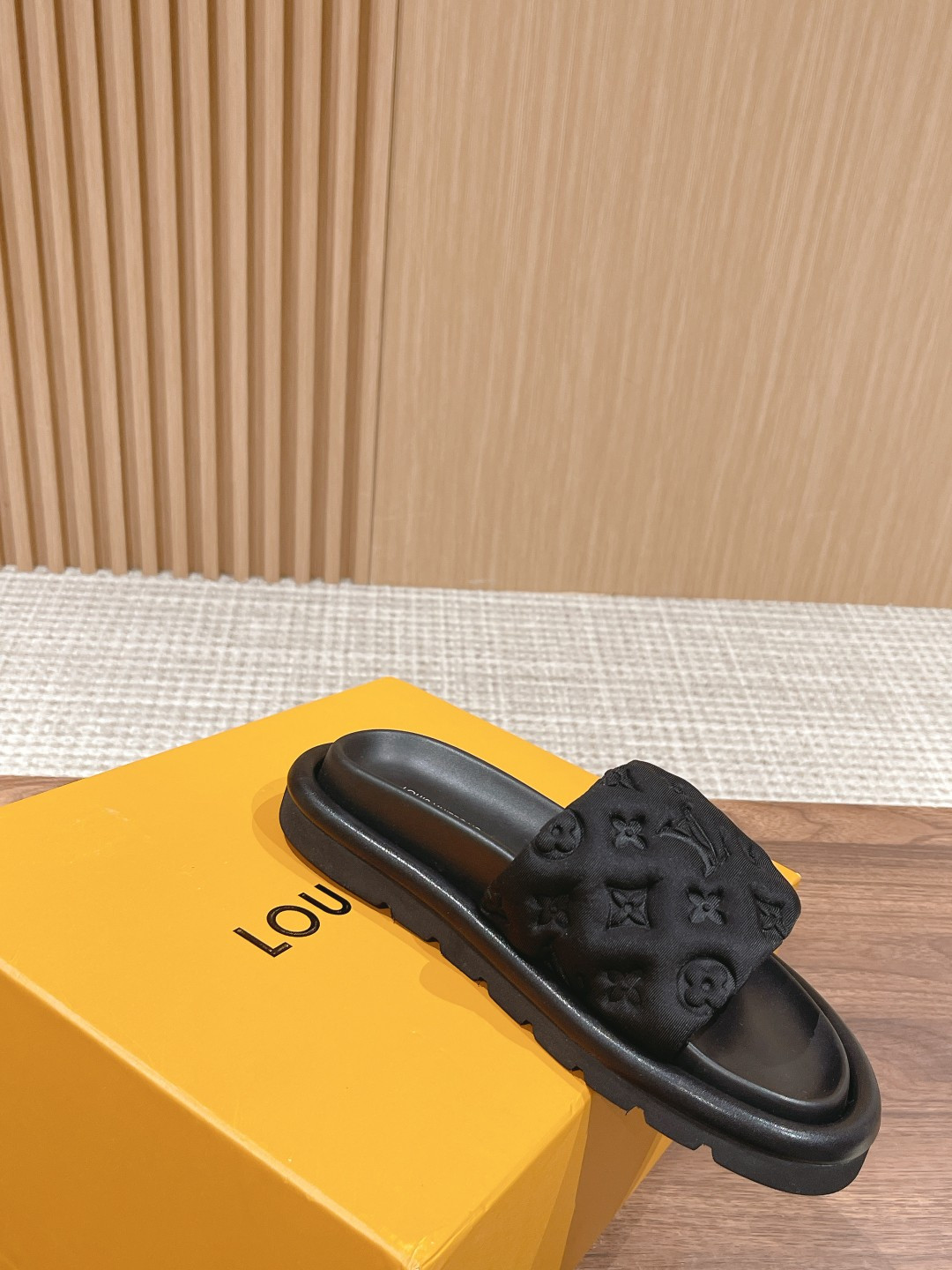 UA LV Pool Pillow Flat Comfort Mule