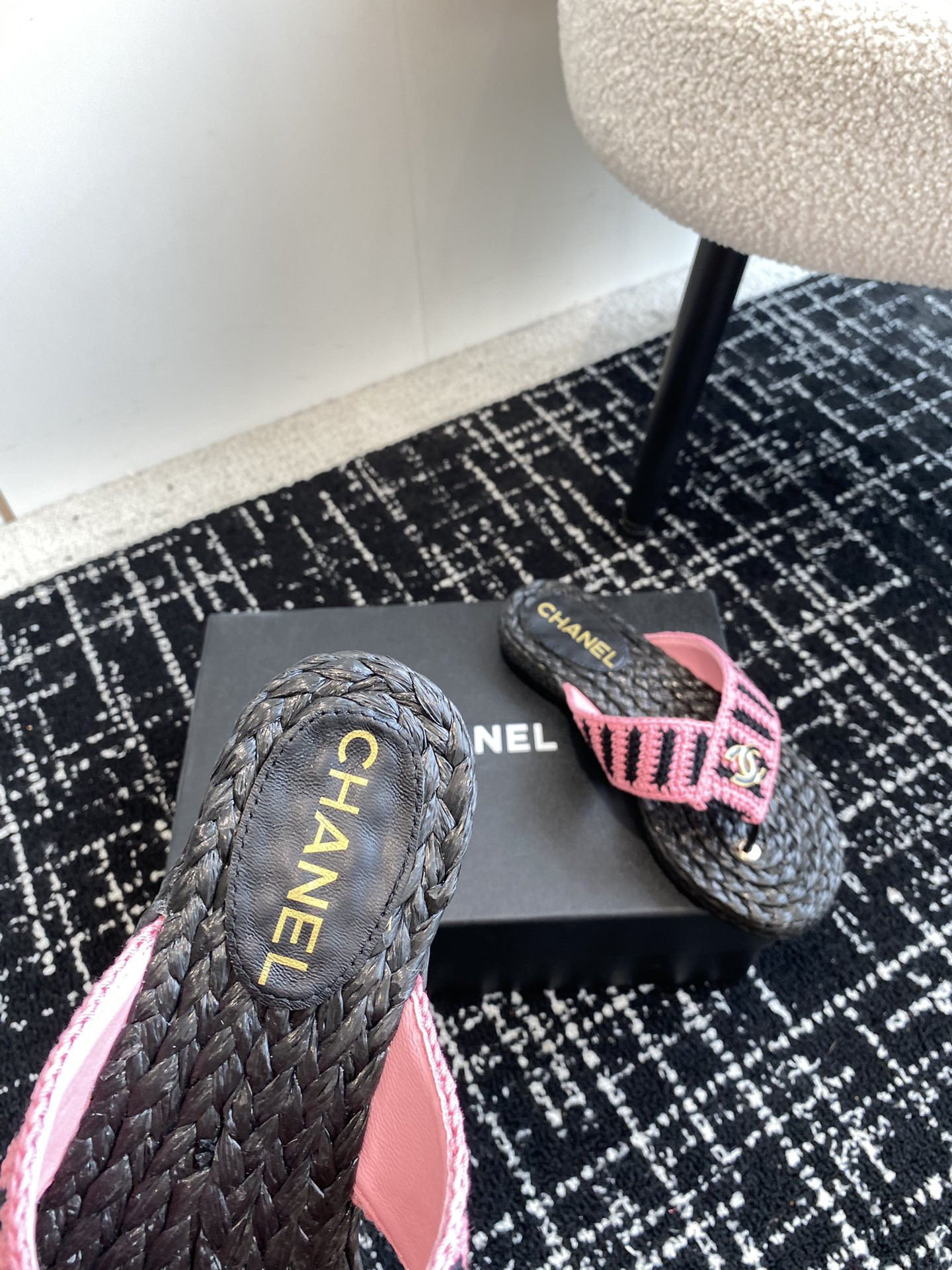 ua Ch*el thongs slides