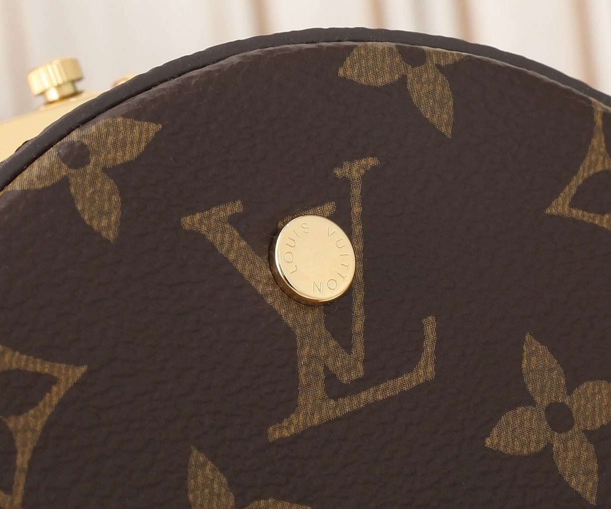 LV Scott M46933 5.3 x 3.5 x 4.5 inches